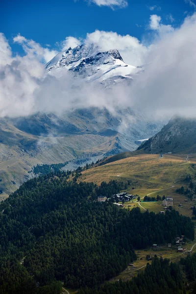 Montañas cubiertas de nieve . — Foto de Stock