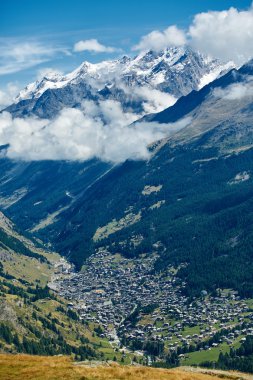 Dağları kar maskeli.