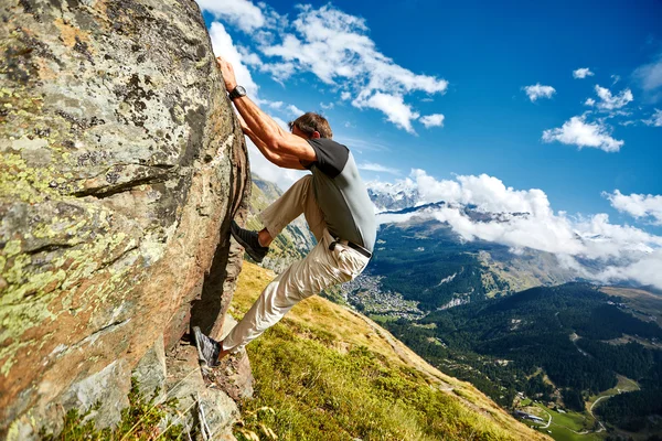 Bergsteiger klettert auf einen Stein — Stockfoto