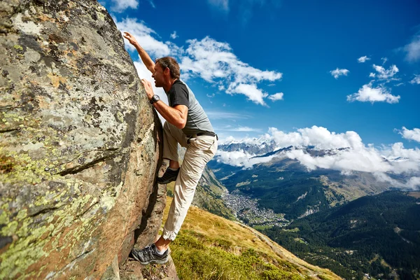 Bergsteiger klettert auf einen Stein — Stockfoto