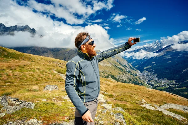 Hiker at the top of a pass — Stock Photo, Image