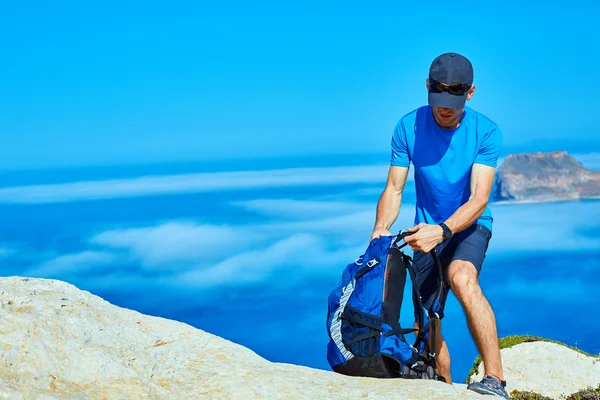 Reisende mit Rucksack — Stockfoto