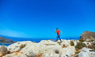 kayanın üzerinde çalışan kadın