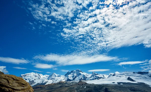 Montañas cubiertas de nieve . —  Fotos de Stock