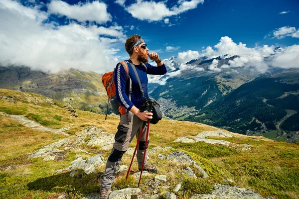 Hiker at the top of a pass — Stock Photo, Image