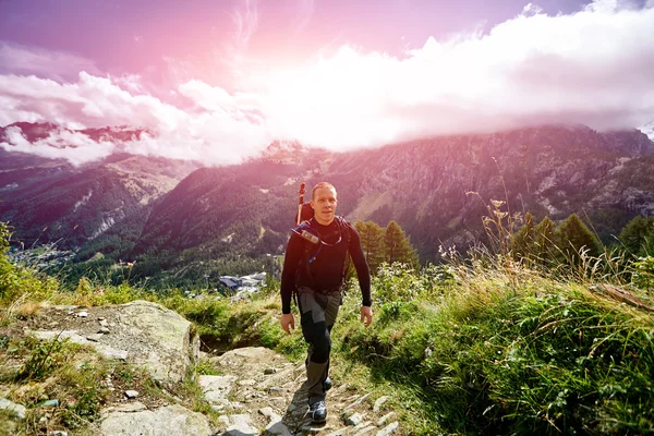 Randonneur dans les montagnes — Photo