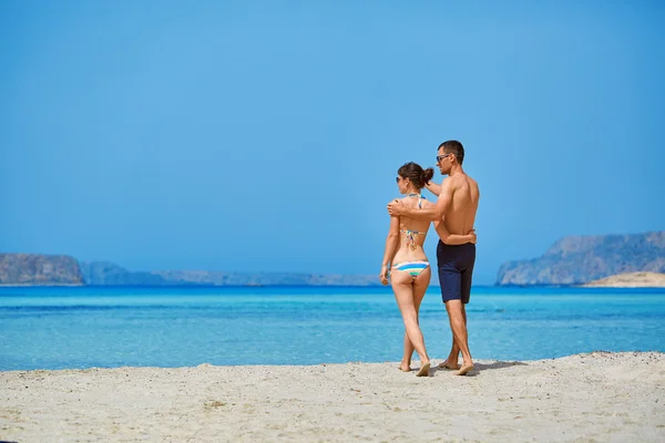 Par på stranden. — Stockfoto