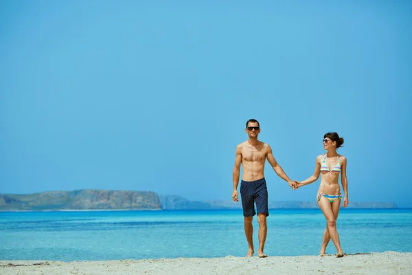 Par på stranden. — Stockfoto