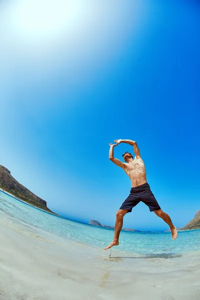 Hombre feliz en el mar — Foto de Stock