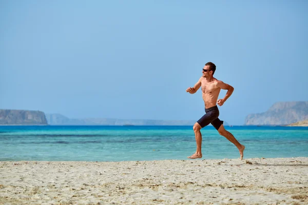 Uomo che corre sulla spiaggia — Foto Stock