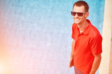 havuz kenarında genç adam