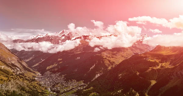 Snö utjämnade berg. — Stockfoto