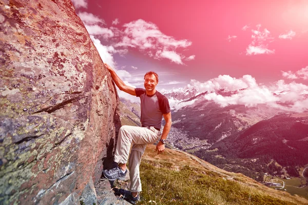 Bergsteiger klettert auf einen Stein — Stockfoto