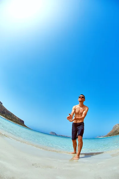 Leker mann i havet – stockfoto