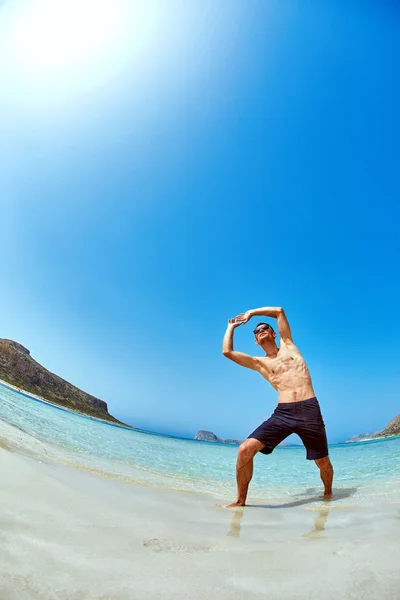 Hombre feliz en el mar — Foto de Stock