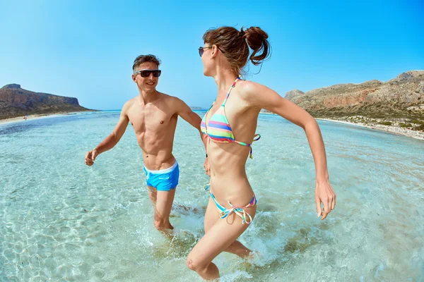 Casal na praia. — Fotografia de Stock