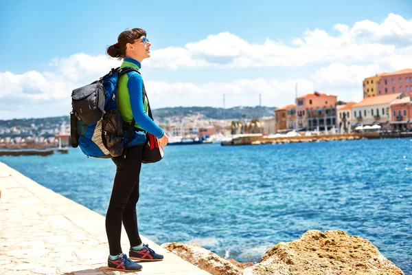 Kvinnelig turist i gamlebyen – stockfoto