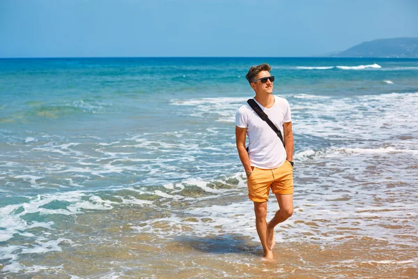 Hombre caminando en la playa — Foto de Stock