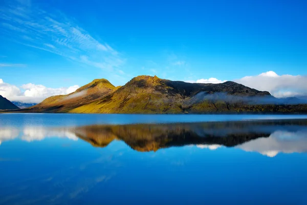 Берег озера с горным отражением, Исландия — стоковое фото