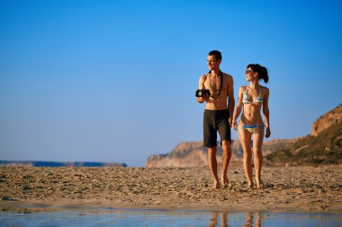 mutluluk çift mavi gökyüzü altında