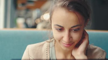 Gorgeus Genç Esmer Kadın Laptop 'ta bir şey arıyor.