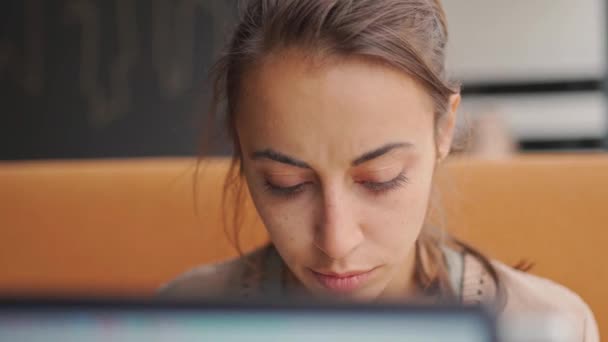 Atraktivní žena inženýr pracuje na osobním počítači — Stock video