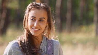 Güzel, tasasız yürüyüşçü kadın orman boyunca kırsal yolda yürüyor.