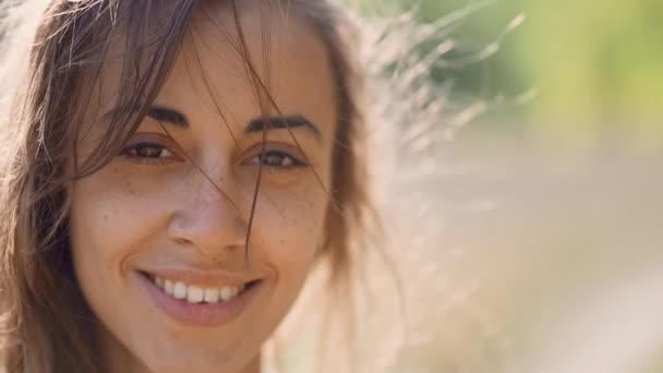 Bella donna sorridente sicura all'aperto con luce naturale nella soleggiata giornata autunnale — Video Stock