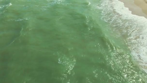 Vista aerea. vista dal drone volante su acqua verde con onde nel mare di Azov — Video Stock