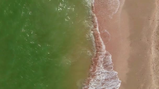 Bovenaanzicht zandkust en groen turquoise water — Stockvideo