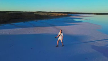 Drone kuru tuz plajında koşan genç adamı takip ediyor.