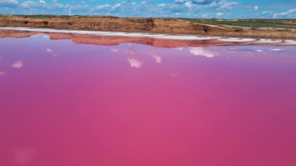 Volo con drone cinematografico su un bellissimo lago fantastico con acqua rosa — Video Stock