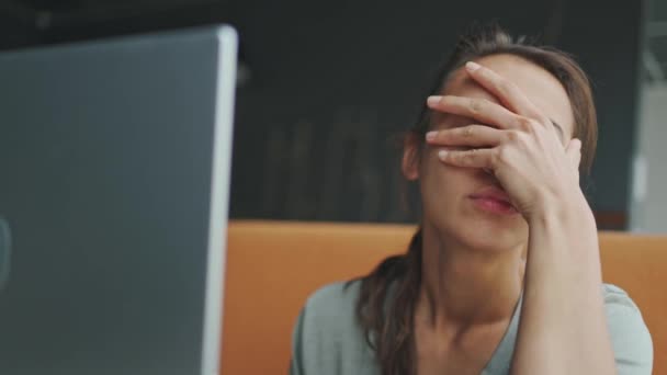 Mujer de aspecto enfermo usando el ordenador portátil y usando máscara — Vídeo de stock