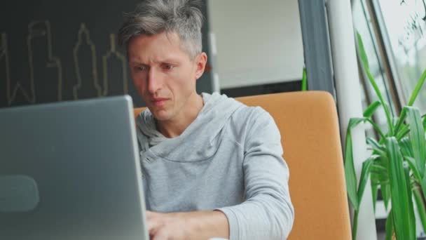 Malade et fatigué homme à la recherche en utilisant un ordinateur portable — Video