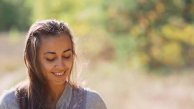 Kaygısız gülümseyen kadın turist ormanda yürüyor.