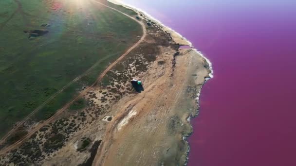日の出時のピンク塩湖空中ドローンビュー — ストック動画