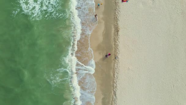 Famílias caminha na praia de areia vazia com ondas — Vídeo de Stock