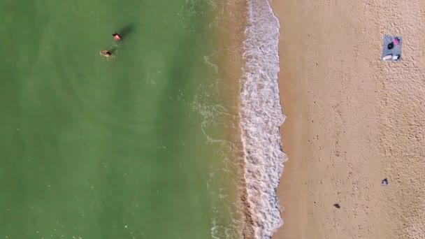 Luchtfoto uitzicht paar zwemmen in oceaan — Stockvideo