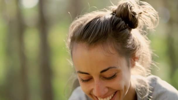 Śmiech młody dorosły Europejczyk kobieta patrząc w aparat fotograficzny stojący w las — Wideo stockowe