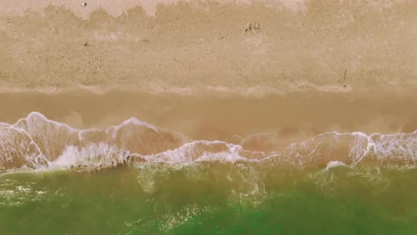 Bovenaanzicht zandkust en groen turquoise water — Stockvideo