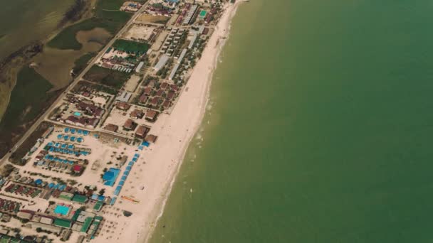 Drone aerea colpo stretta isola lunga nel mare di Azov con lunghe spiagge sabbiose — Video Stock