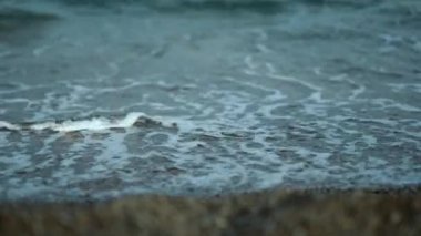 Çakıl taşlı deniz sahillerinde dalgalar akıyor..