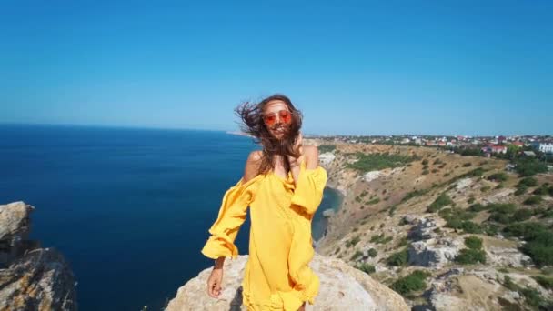 Portrait belle femme brune souriante sur la falaise sur la mer — Video