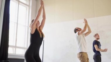 Grup yoga stüdyosunda çalışıyor.