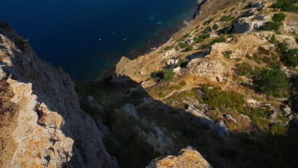 Vista aérea a la orilla del mar con altos acantilados de piedra caliza sobre el mar azul — Vídeo de stock