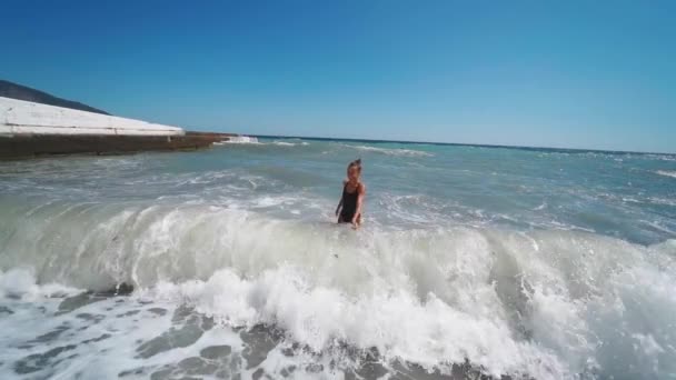 Happy girl in waving sea — Stock Video