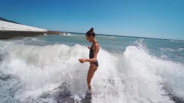 Gelukkig meisje in zwaaien zee — Stockvideo