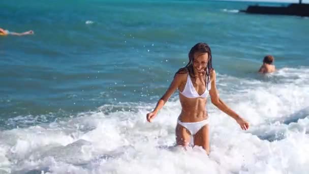 Riendo alegre esbelta mujer salpicando en grandes olas del mar — Vídeos de Stock