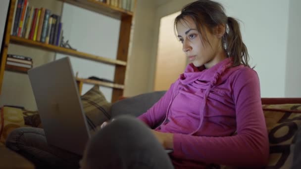 Pensativo preocupado mujer que trabaja en el ordenador portátil en casa — Vídeos de Stock
