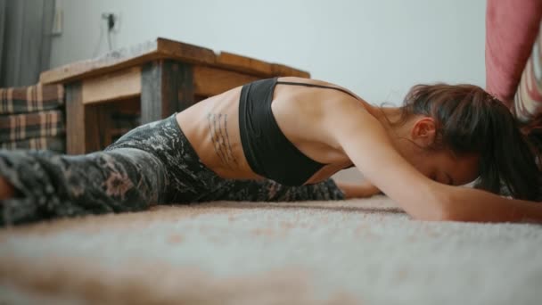 女人做伸展，在家里做麻绳 — 图库视频影像